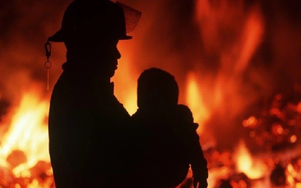 Четверых детей спасли из горящей квартиры в Актау